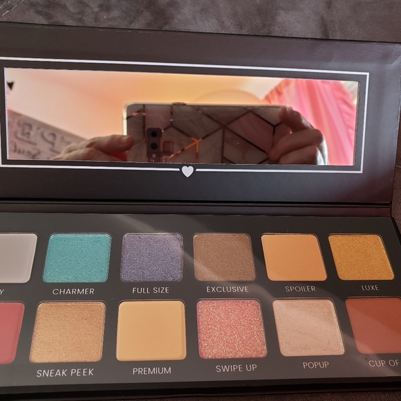 Matte Pressed Eye Shadow - Picture 3 of 3